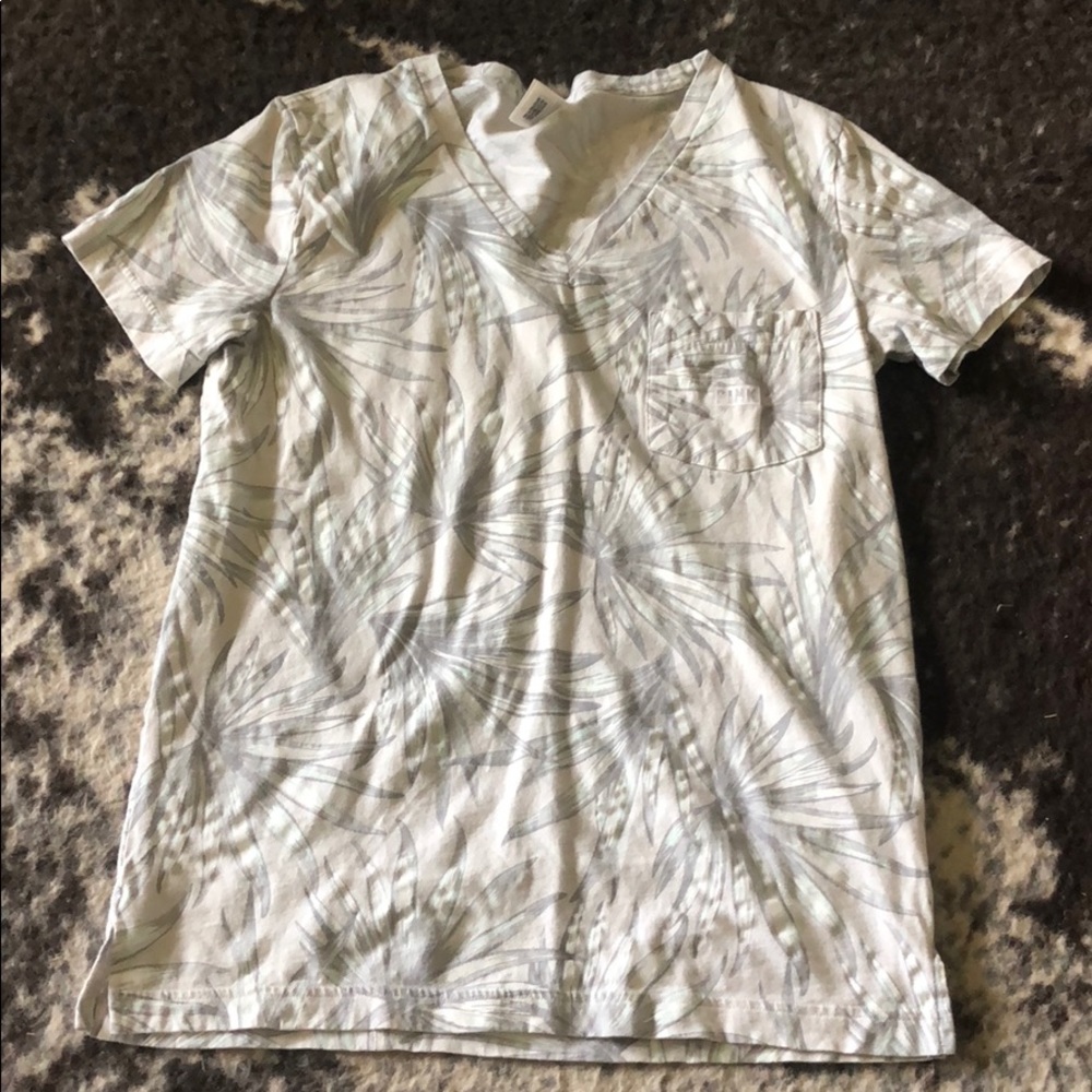 Victoria’s Secret PINK palm print v-neck tee